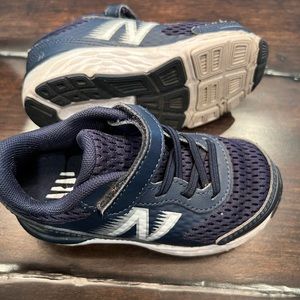 Toddler Boys New Balance running shoe, Velcro closure, size 8 W